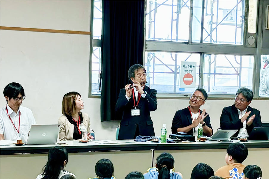 講師から児童へピッコロ演奏をプレゼント