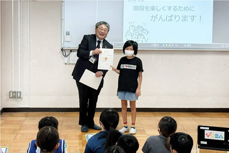 日立財団の理事長が修了書・SDGsバッジを贈呈