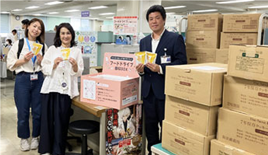 左：当社社員　右：品川区都市環境部 環境課長 中西様